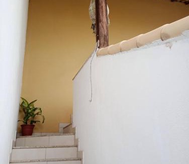 Rio das Ostras Casa | Pousada Tia Rosi com suites independente 100 mts da praia c ar, energia solar e atendimento vip
