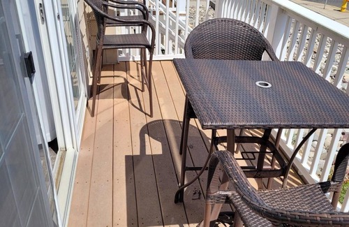 Admiral Estates Condominio | Poverty Beach is right across the street from this newly renovated bright Beach Condo.