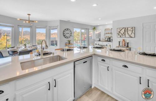 Poway Casa | Poway Panorama Peak - Pool, Spa, Sleeps 24!