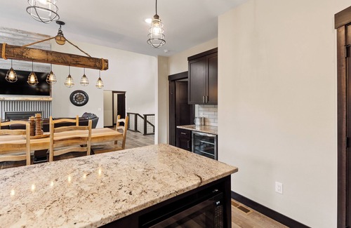 Lead Casa | Powder House Pass 5 bedrooms - Hot tub, large garage, paved roads