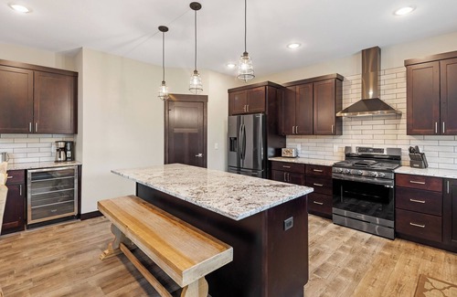 Lead Casa | Powder House Pass 5 bedrooms - Hot tub, large garage, paved roads