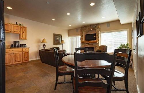 Ogden Casa | Powder Palace with Hot Tub and Resort Amenities