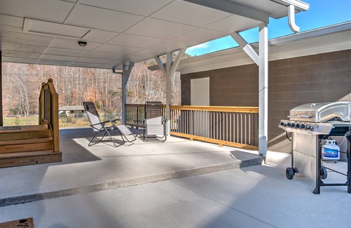 Swannanoa Casa | Power & Water Working, No Internet or Cell Service, Pet Friendly