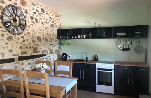 Saint-Martin-de-Fressengeas Cabaña | Pretty rural 1 bedroom gîte with swimming pool