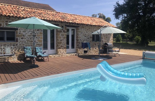 Saint-Martin-de-Fressengeas Cabaña | Pretty rural 1 bedroom gîte with swimming pool