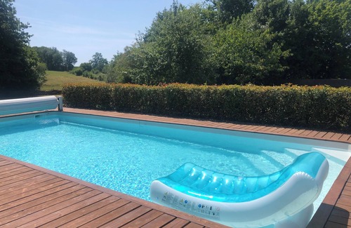 Saint-Martin-de-Fressengeas Cabaña | Pretty rural 1 bedroom gîte with swimming pool