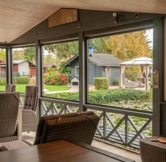 Geel Chalet De Esquí | Prachtige chalet Wabi Sabi aan het water!