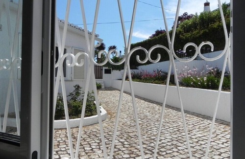 Luz Villa | CASA NOSSI-BÉ, un oasis en el corazon de su estuche florido