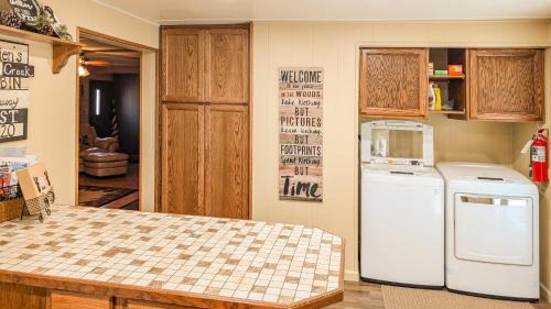 Rapid City Casa | Prairie Creek Cabin w/Hot tub