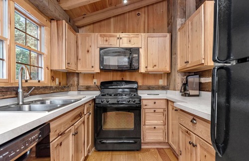 West Union Cabina | Pre-Civil War Cabin w/ Modern Amenities Nestled In The Foothills of Adams County