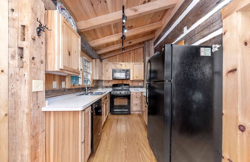 West Union Cabina | Pre-Civil War Cabin w/ Modern Amenities Nestled In The Foothills of Adams County