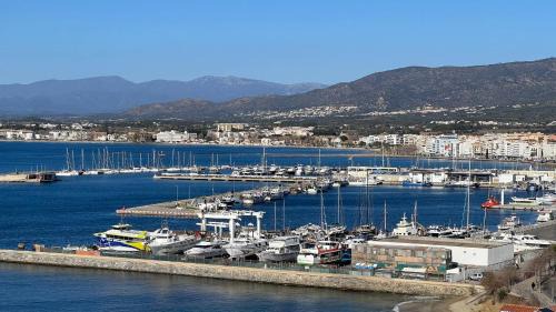Almadraba-Canyelles Apartamento | Precioso apartamento con vistas espectaculares de la Bahia Roses AV-48