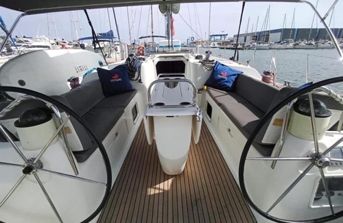 Badalona Alquiler De Eote | Precioso velero en Badalona de 3 camarotes