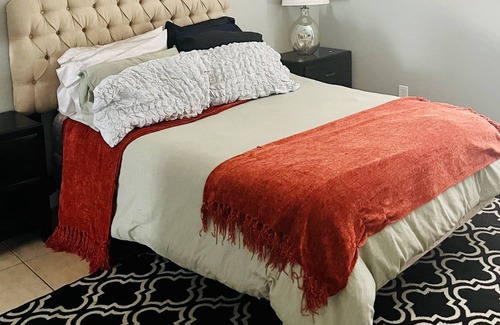 Orlando Casa | Prefer long stays! Cozy rooms, private bathrooms.