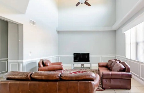 Orlando Casa | Prefer long stays! Cozy rooms, private bathrooms.