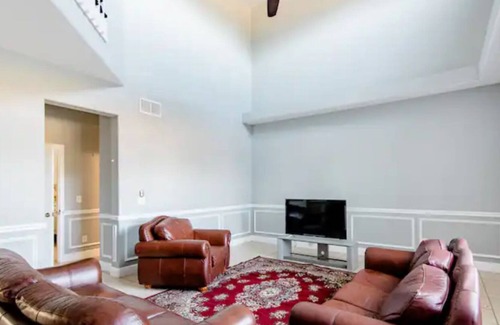 Orlando Casa | Prefer long stays! Cozy rooms, private bathrooms.