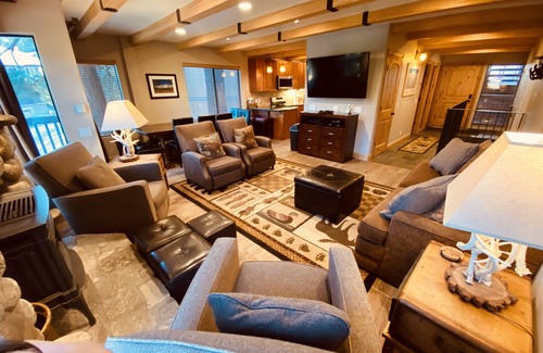 Mammoth Lakes Condominio | Prima de lujo de 4 dormitorios, 4 cuartos de baño, por góndola de aldea, capacidad para 11