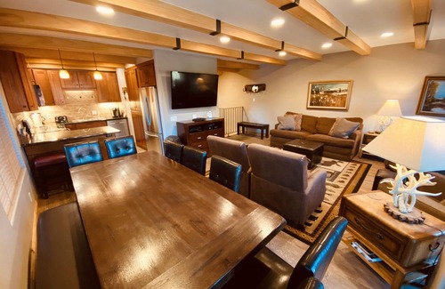 Mammoth Lakes Condominio | Prima de lujo de 4 dormitorios, 4 cuartos de baño, por góndola de aldea, capacidad para 11