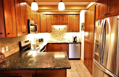 Mammoth Lakes Condominio | Prima de lujo de 4 dormitorios, 4 cuartos de baño, por góndola de aldea, capacidad para 11