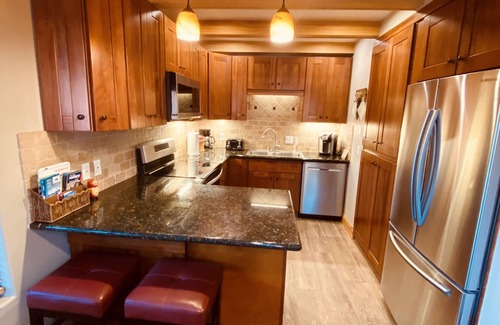 Mammoth Lakes Condominio | Prima de lujo de 4 dormitorios, 4 cuartos de baño, por góndola de aldea, capacidad para 11