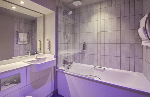 Bishop's Hotel | Premier Inn London Waterloo - Lambeth Road