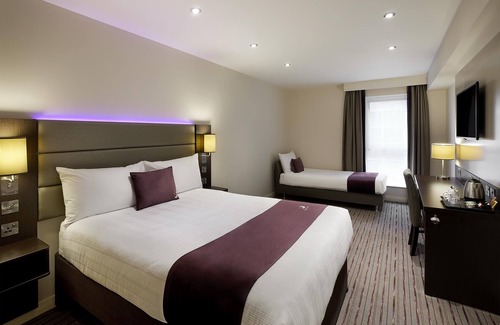 Watford Hotel | Premier Inn Watford - Croxley Green