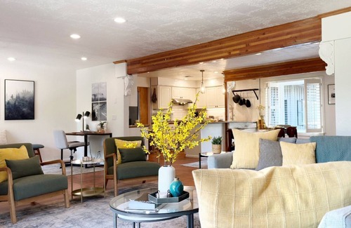 Harlow Casa | Premier Location: Group-Friendly, Walk to Autzen!