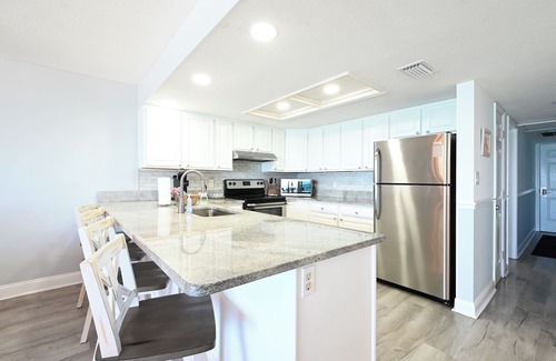 Indian Shores Condominio | Premier, newly renovated luxury beachfront (top-floor) condo on the Gulf coast.