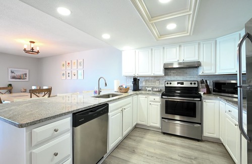 Indian Shores Condominio | Premier, newly renovated luxury beachfront (top-floor) condo on the Gulf coast.