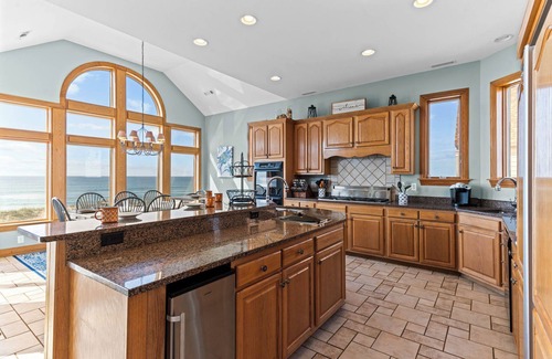Hatteras Casa | Estilo frente al mar superior con piscina, jacuzzi / spa, Weber Gas Grill, cocina gourmet