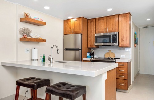 Historic Lahaina Front Street Condominio | Premier Oceanfront Room - Low Discount Prices !