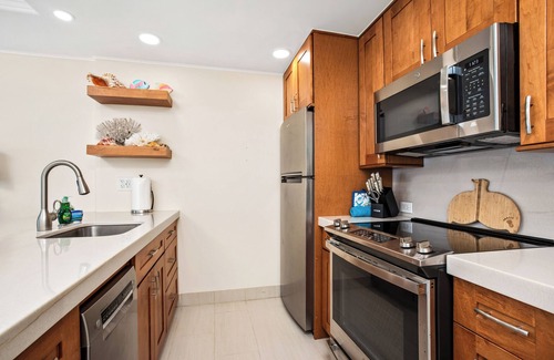 Historic Lahaina Front Street Condominio | Premier Oceanfront Room - Low Discount Prices !
