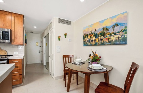 Historic Lahaina Front Street Condominio | Premier Oceanfront Room - Low Discount Prices !