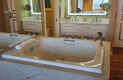 Winchester Complejo | Premium 2 Bedroom Villa w/ King Beds 3 Bathrooms & Living Room w/ Queen Sofa-Bed