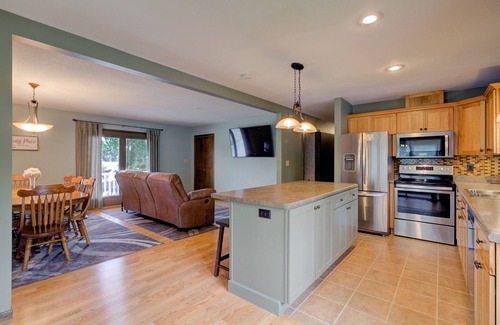 La Crosse Casa | Premium 3BR 3BA with Hot Tub & Pool, near all of LaCrosse's Top Rated Activities