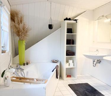 Grossenkneten Apartamento | Premium Apartment mit Ofen, Badewanne & Dusche, Parkplatz, ganze Wohnung