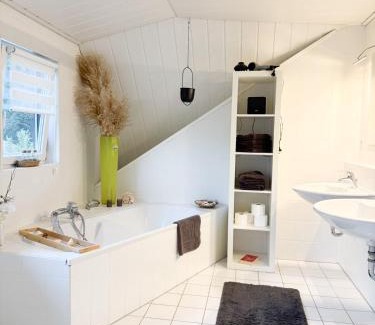 Grossenkneten Apartamento | Premium Apartment mit Ofen, Badewanne & Dusche, Parkplatz, ganze Wohnung