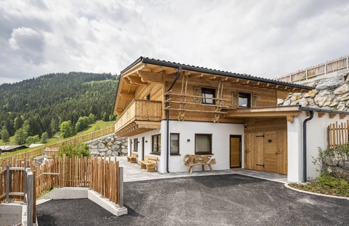 Forstau Chalet De Esquí | Chalet premium con sauna directamente en la pista de esquí