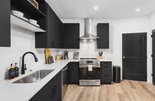 West End Apartamento | Premium Condo by Vanderbilt HUGE Wrap Around Patio