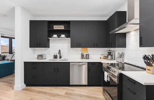 West End Apartamento | Premium Condo by Vanderbilt HUGE Wrap Around Patio