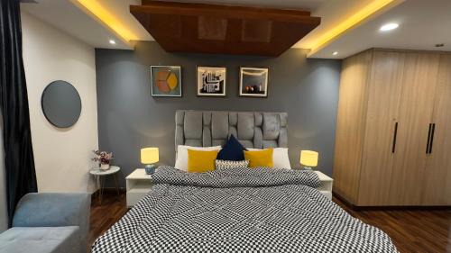 Loralai District Apartamento | Premium Goldcrest Mall Apartments Luxury Serviced Stay in DHA Lahore