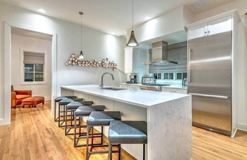Hillsboro West End Casa | Premium Home Rooftop Pool Table 13 Beds