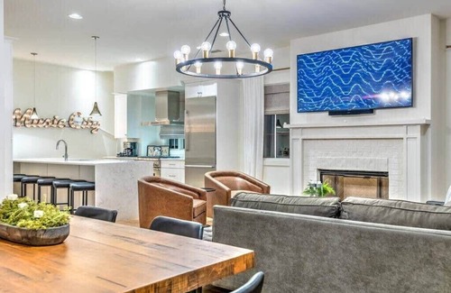 Hillsboro West End Casa | Premium Home Rooftop Pool Table 13 Beds