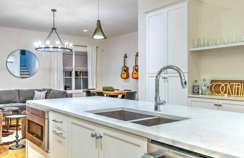 Hillsboro West End Casa | Premium Home Rooftop Pool Table 13 Beds