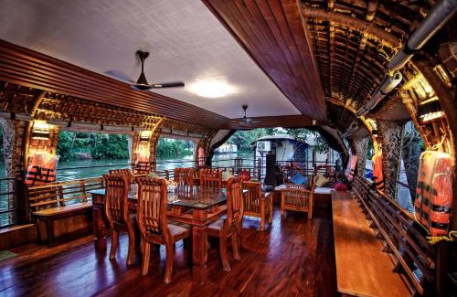 Kumarakom Alquiler De Eote | Premium Houseboat - Indian hospitality service
