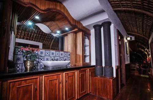 Kumarakom Alquiler De Eote | Premium Houseboat - Indian hospitality service