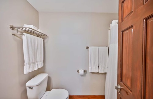 Milford Casa | Premium King at Tom Quick, Restaurant Onsite, Heart of Historic Milford