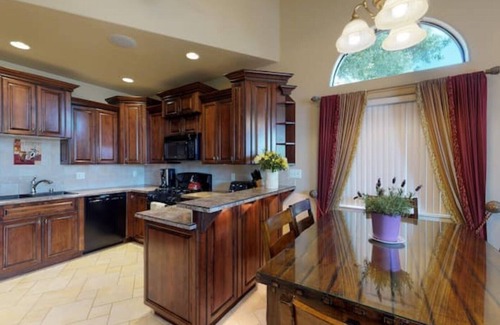 Castro Valley Casa | Premium Luxury 2 BR Villa - Kitchen, Free WiFi