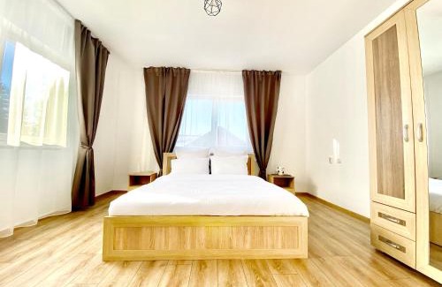 Borsa Chalet De Esquí | Premium mountain view chalet