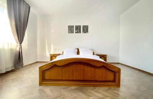 Borsa Chalet De Esquí | Premium mountain view chalet